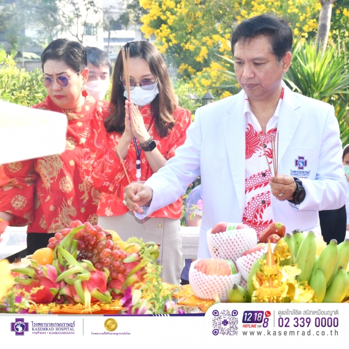 กราบไหว้สักการะพระพรหมและศาลตายาย เพื่อความเป็นสิริมงคลเนื่องในเทศกาลตรุษจีน