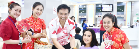 นำส้มมงคลมอบให้แก่ผู้มาใช้บริการ