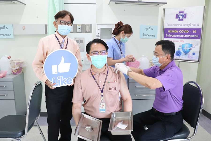 ฉีดวัคซีนป้องกันโรคโควิด-19 เข็มที่ 1 ให้แก่บุคลากรทางการแพทย์