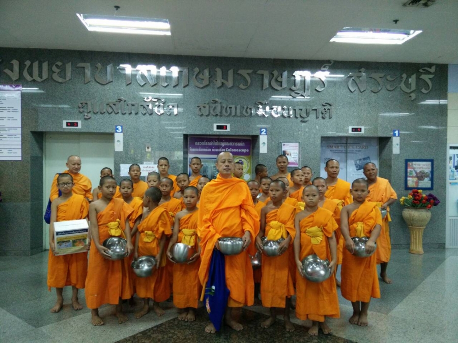 โรงพยาบาลเกษมราษฎร์  สระบุรี  ร่วมตักบาตรข้าวสารอาหารแห้งกับพระภิกษุสงฆ์และสามเณร ในโครงการอบรมบวชสามเณรหมู่ต้นแบบฟื้นฟูคุณธรรม