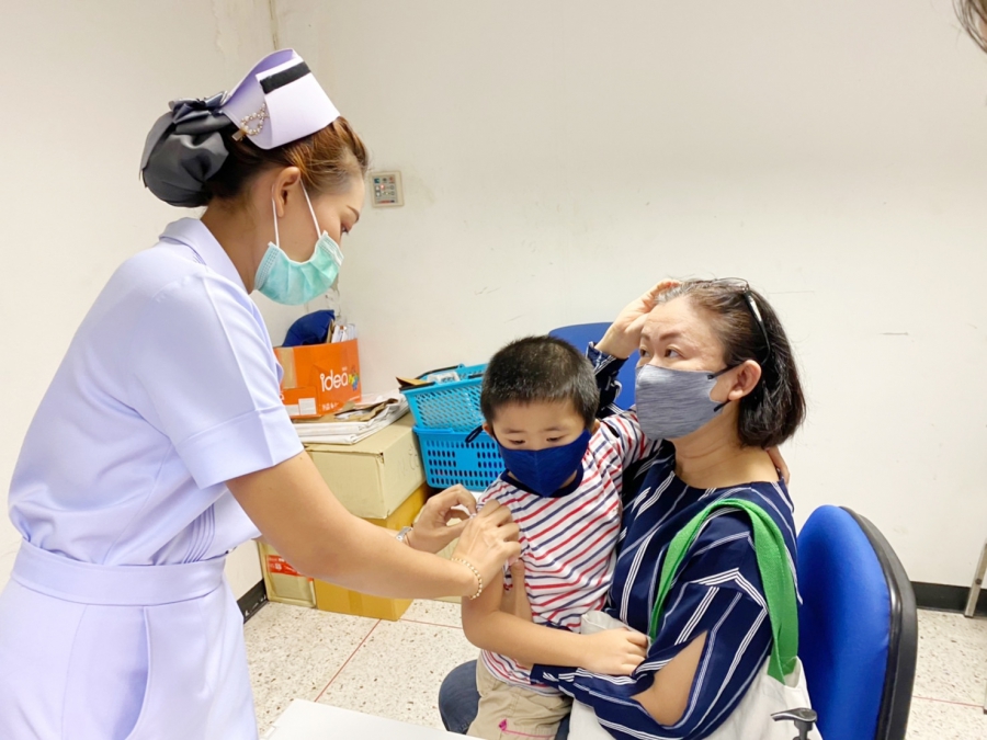 ให้บริการฉีดวัคซีนป้องกันโรคไข้หวัดใหญ่