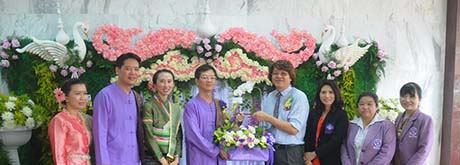 คณะผู้บริหาร  เข้ามอบกระเช้าดอกไม้แสดงความยินดี