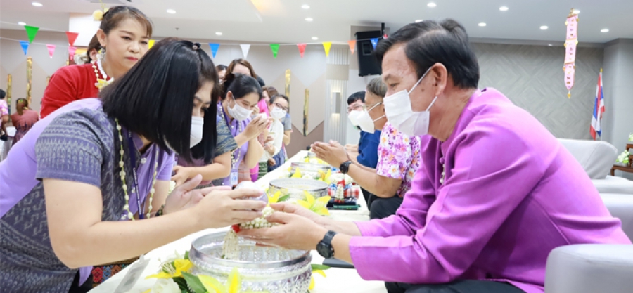 โรงพยาบาลเกษมราษฎร์ ศรีบุรินทร์ได้จัดพิธีรรดน้ำดำหัว สืบสานประเพณี 